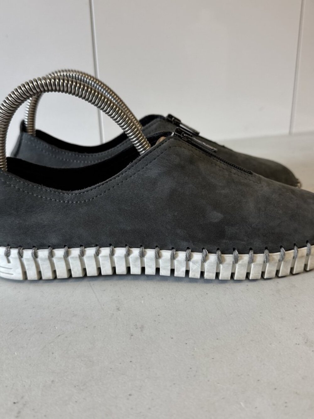 Women's Eric Michael Marlo Gray Nubuck Leather Slip On Flats Size 7.5